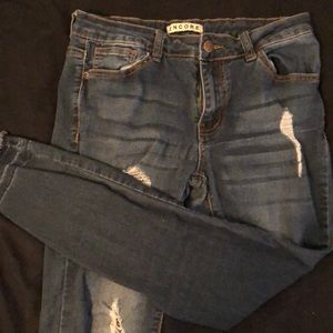 Blue cropped bottom jeans